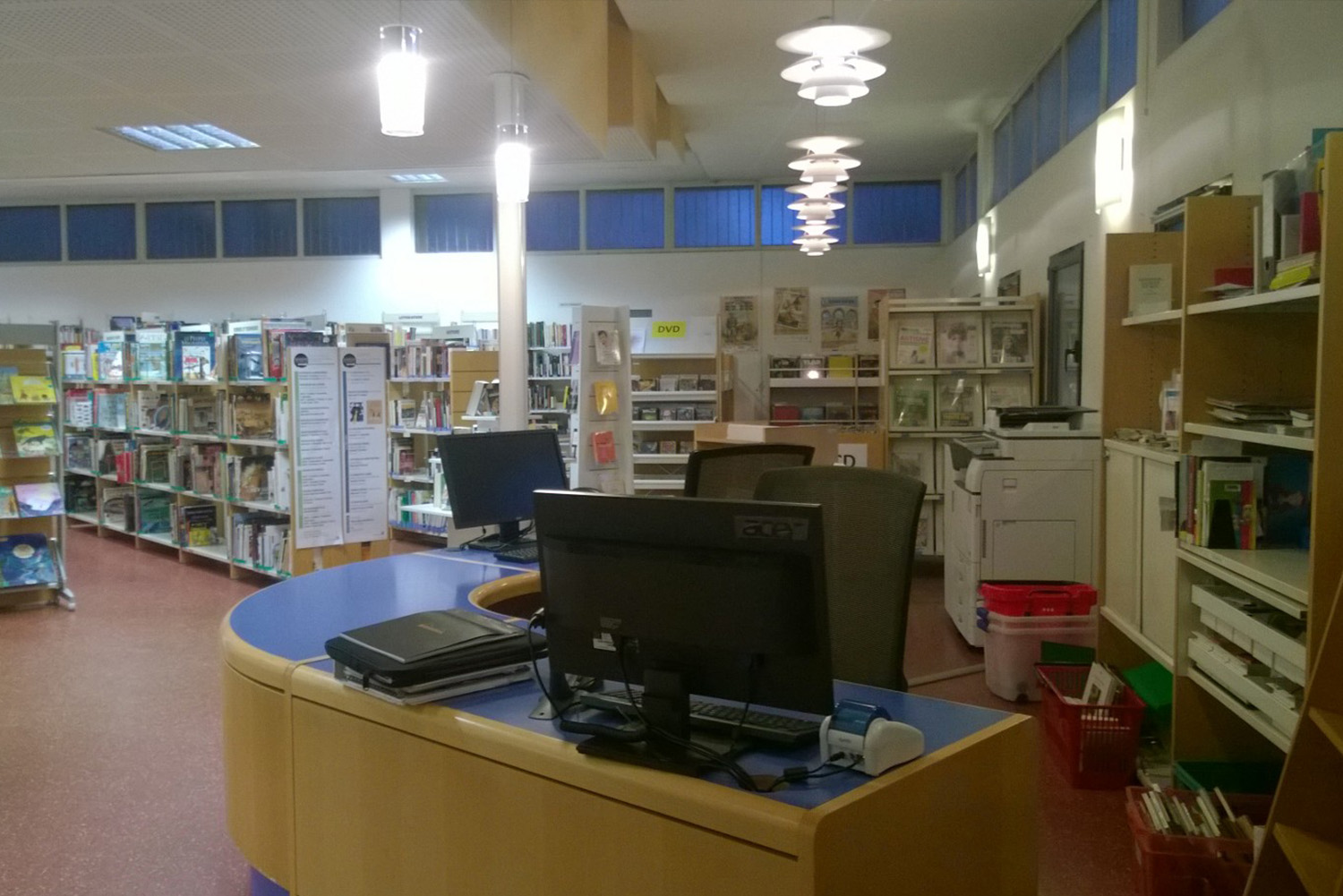 Før renovering – fast skranke ved indgangen